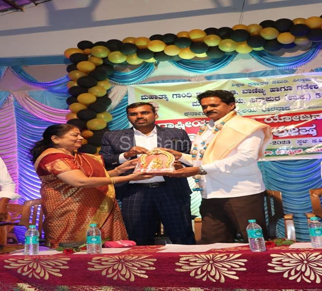 Felicitation of a guest at a college programme