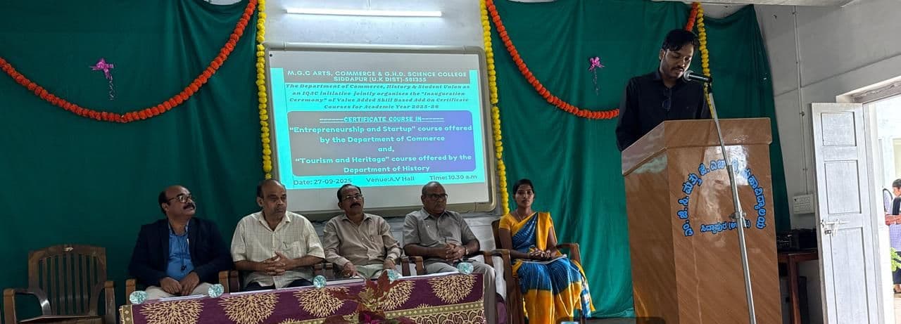 Prof. V. Kirankumar, HOD of Commerce, introducing the add-on course on Entrepreneurship and Startups