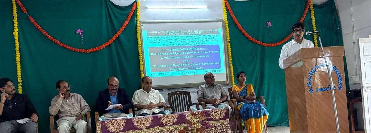 Inaugurator Dr. Shashibhushan Hegde, President, Shikshana Prasaraka Samiti, addressing the students