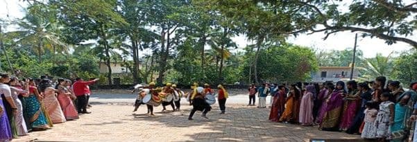 Dollu Kunita welcome at the college entrance on Ethnic Day