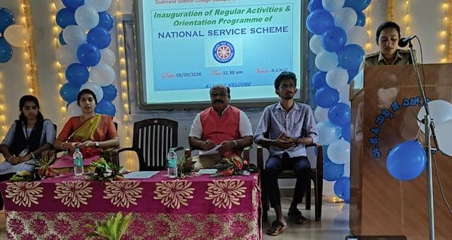 Chief guest Smt. Usha R.K. addressing the students from the stage