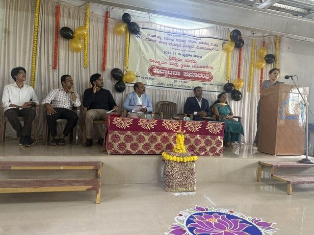 Chief guest Smt. Vinuta Shashibhushan Hegde addressing the students