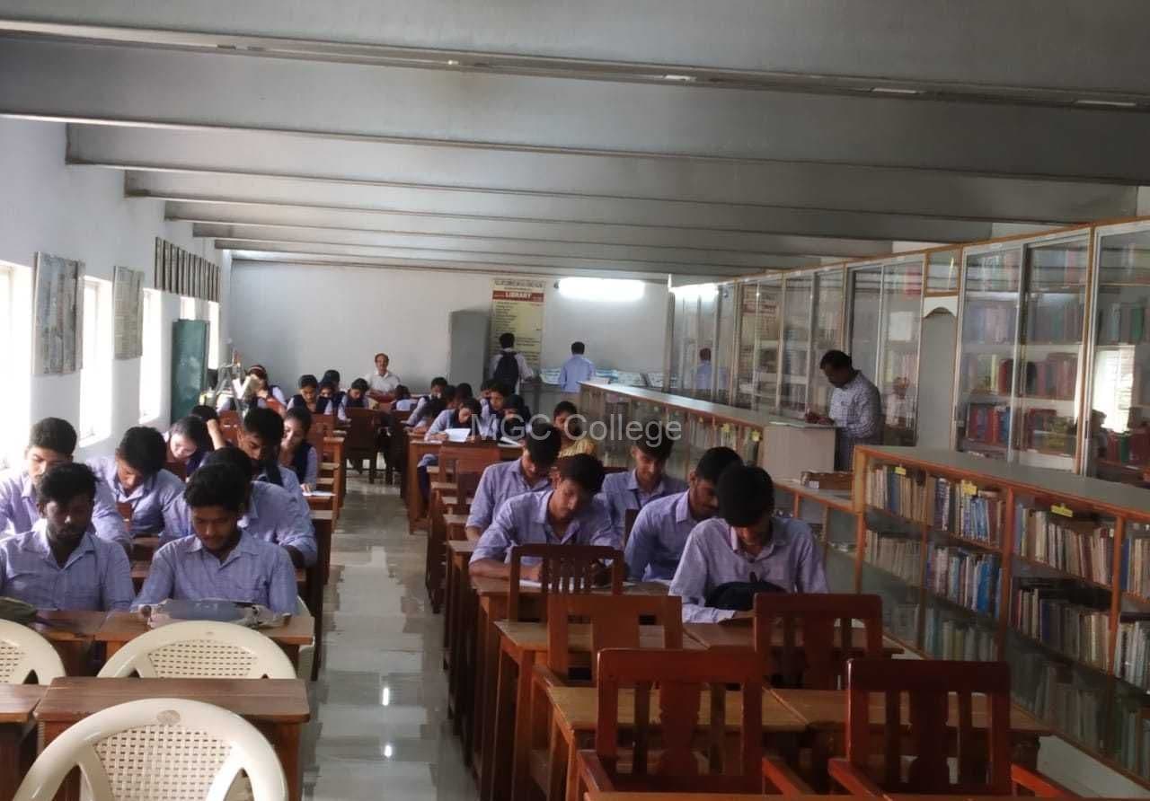 A full reading hall in the college library